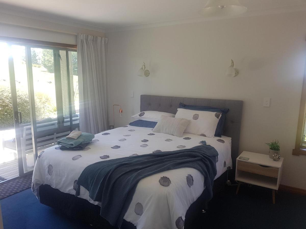 Above The River Karapiro Bed & Breakfast ภายนอก รูปภาพ