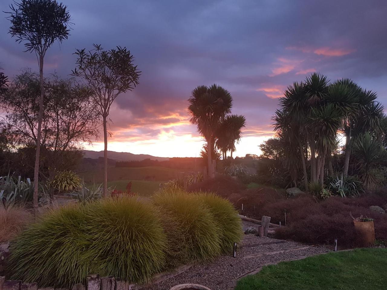 Above The River Karapiro Bed & Breakfast ภายนอก รูปภาพ