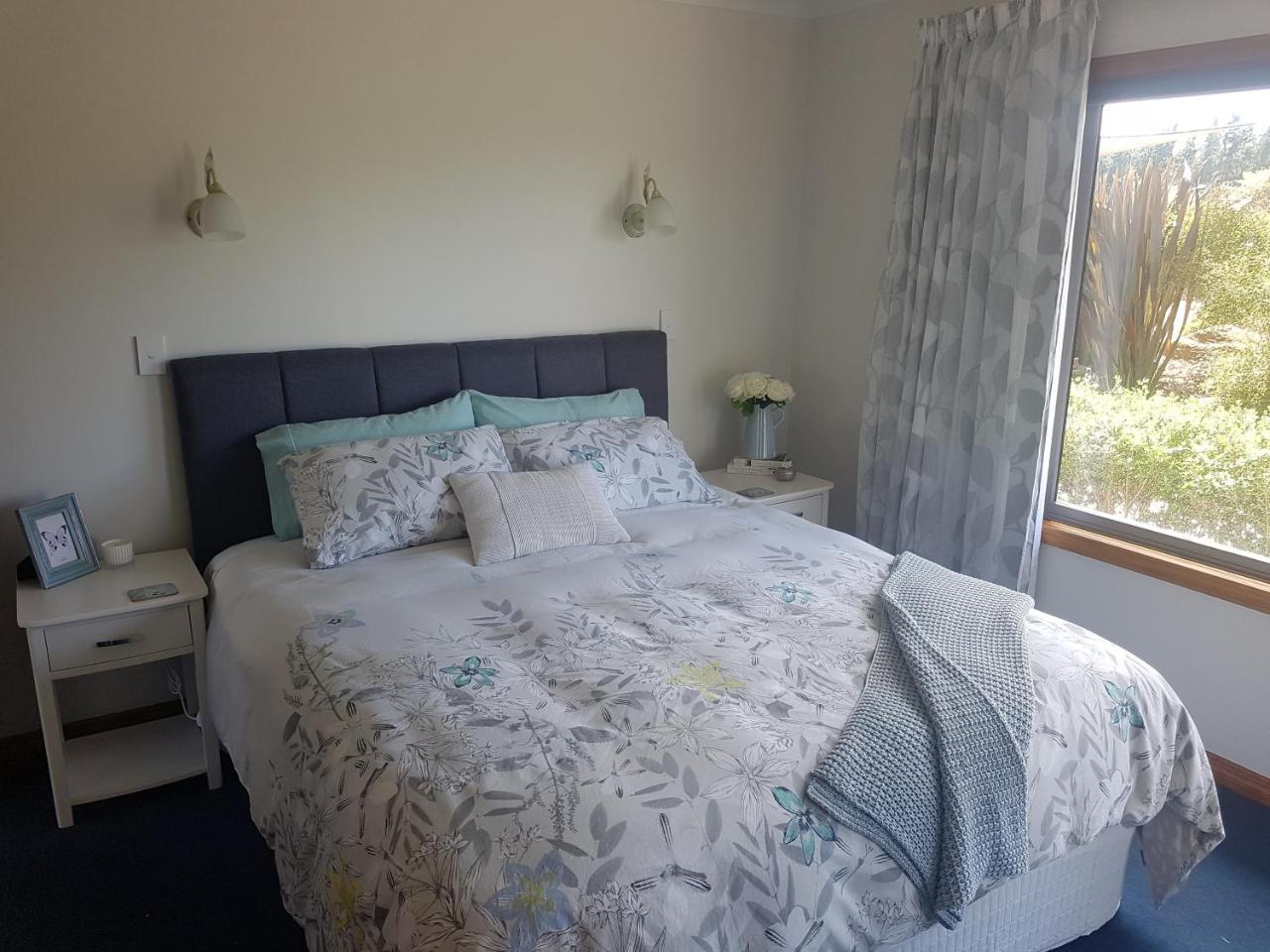 Above The River Karapiro Bed & Breakfast ภายนอก รูปภาพ
