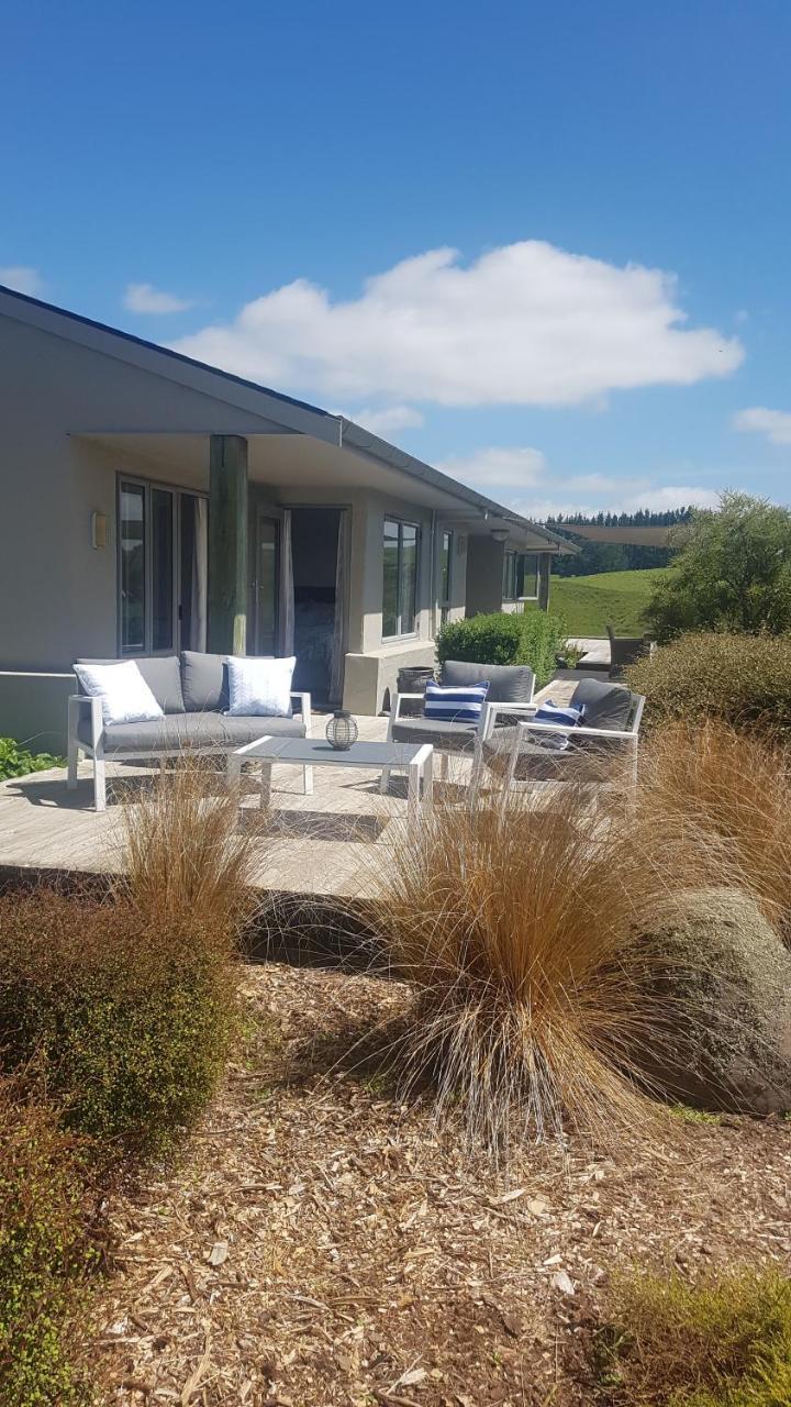 Above The River Karapiro Bed & Breakfast ภายนอก รูปภาพ