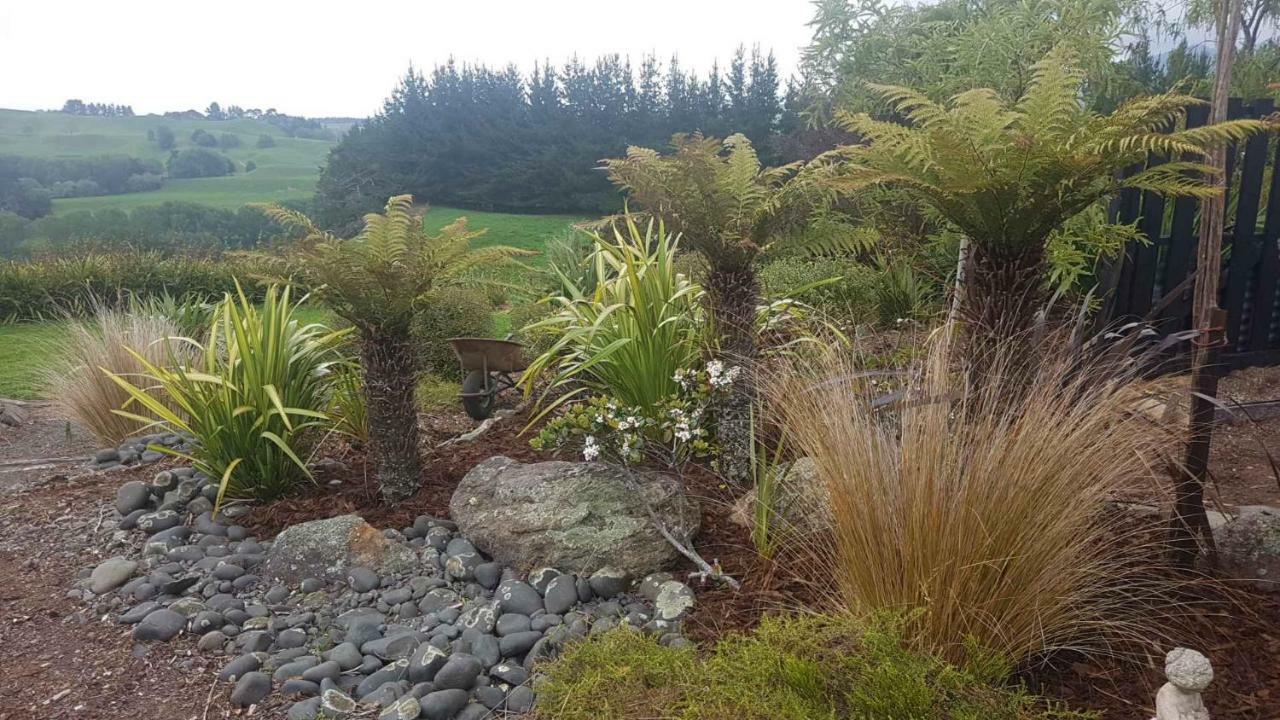 Above The River Karapiro Bed & Breakfast ภายนอก รูปภาพ